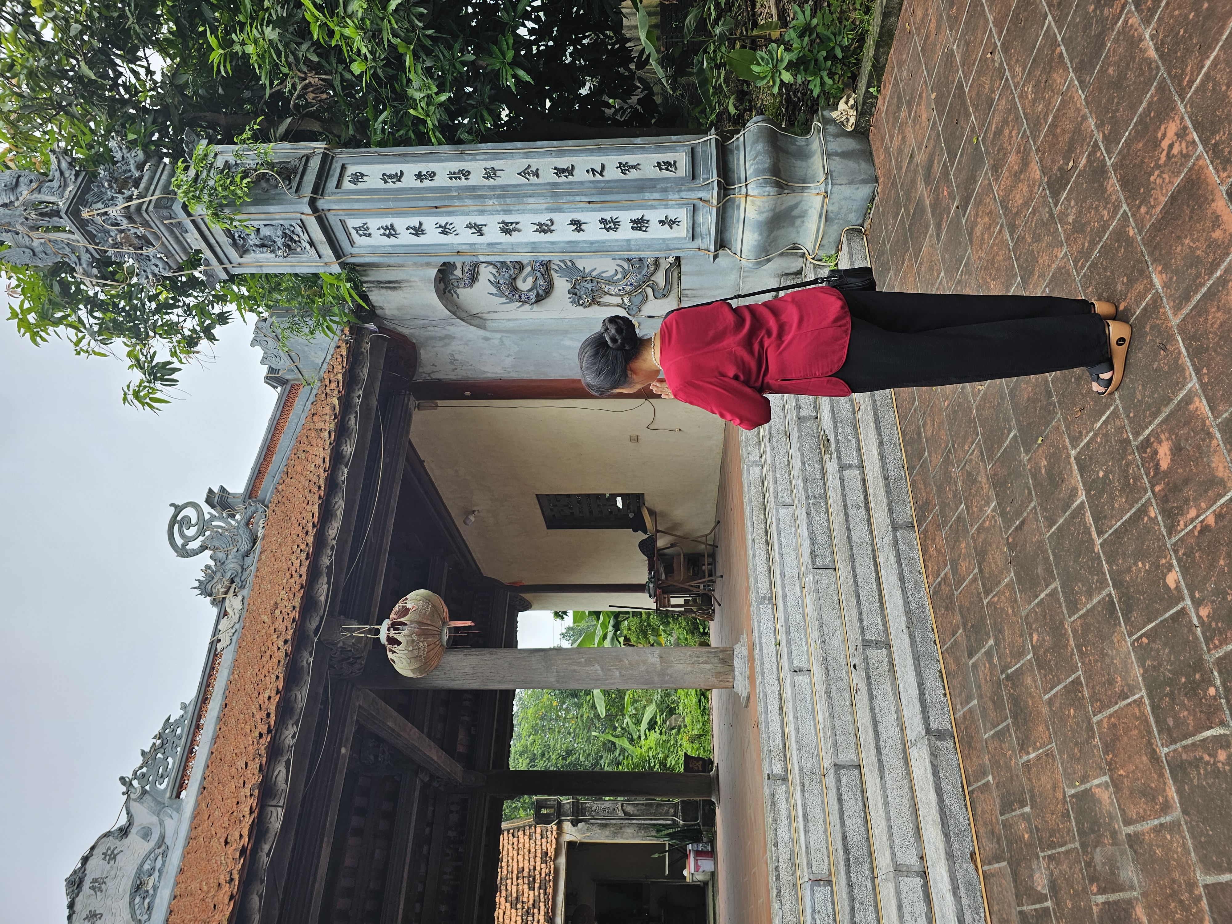 nguoi cao tuoi di tham den chua con cung trung tam duong lao dai yen