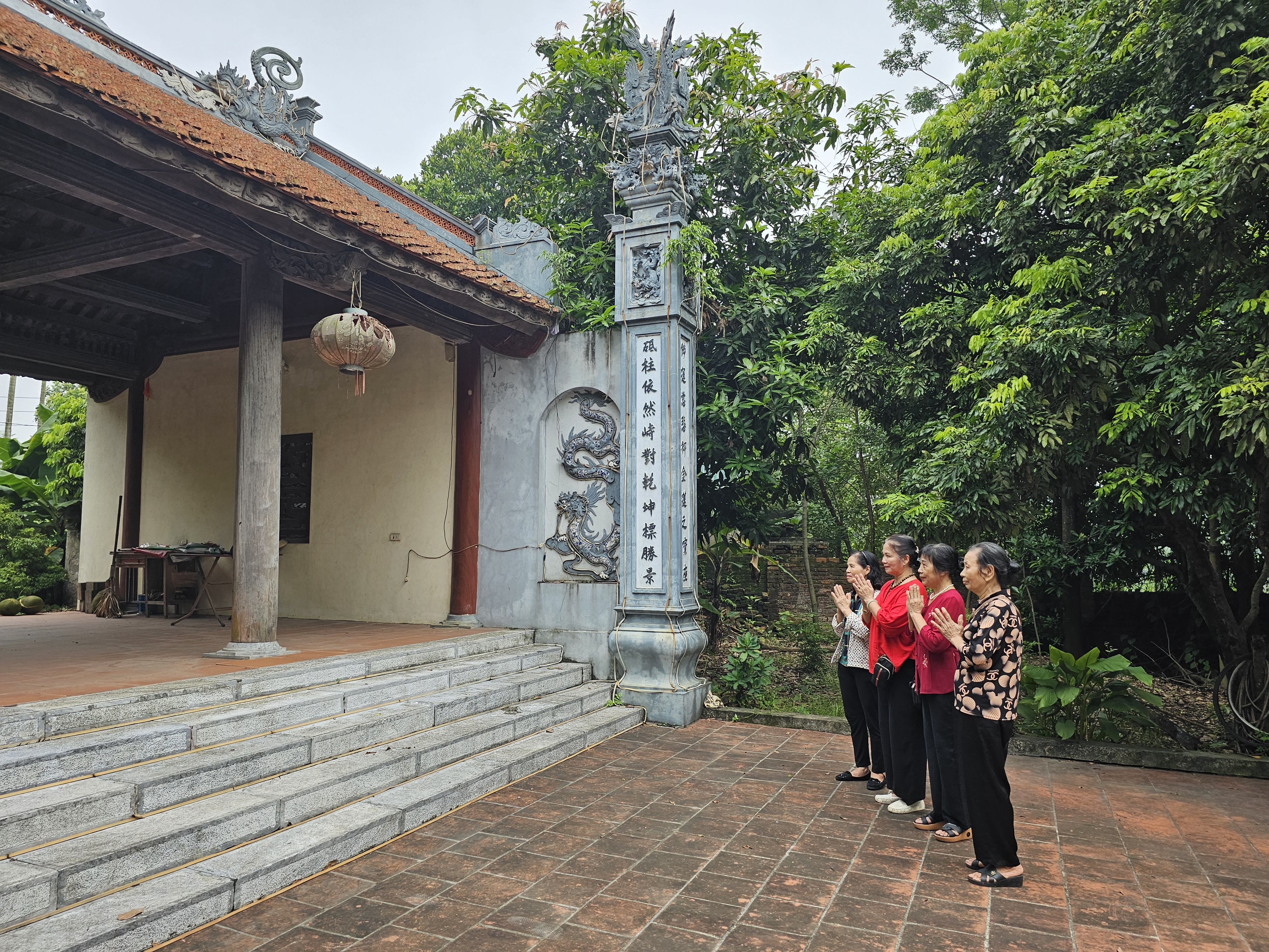 nguoi cao tuoi di tham den chua con cung trung tam duong lao dai yen