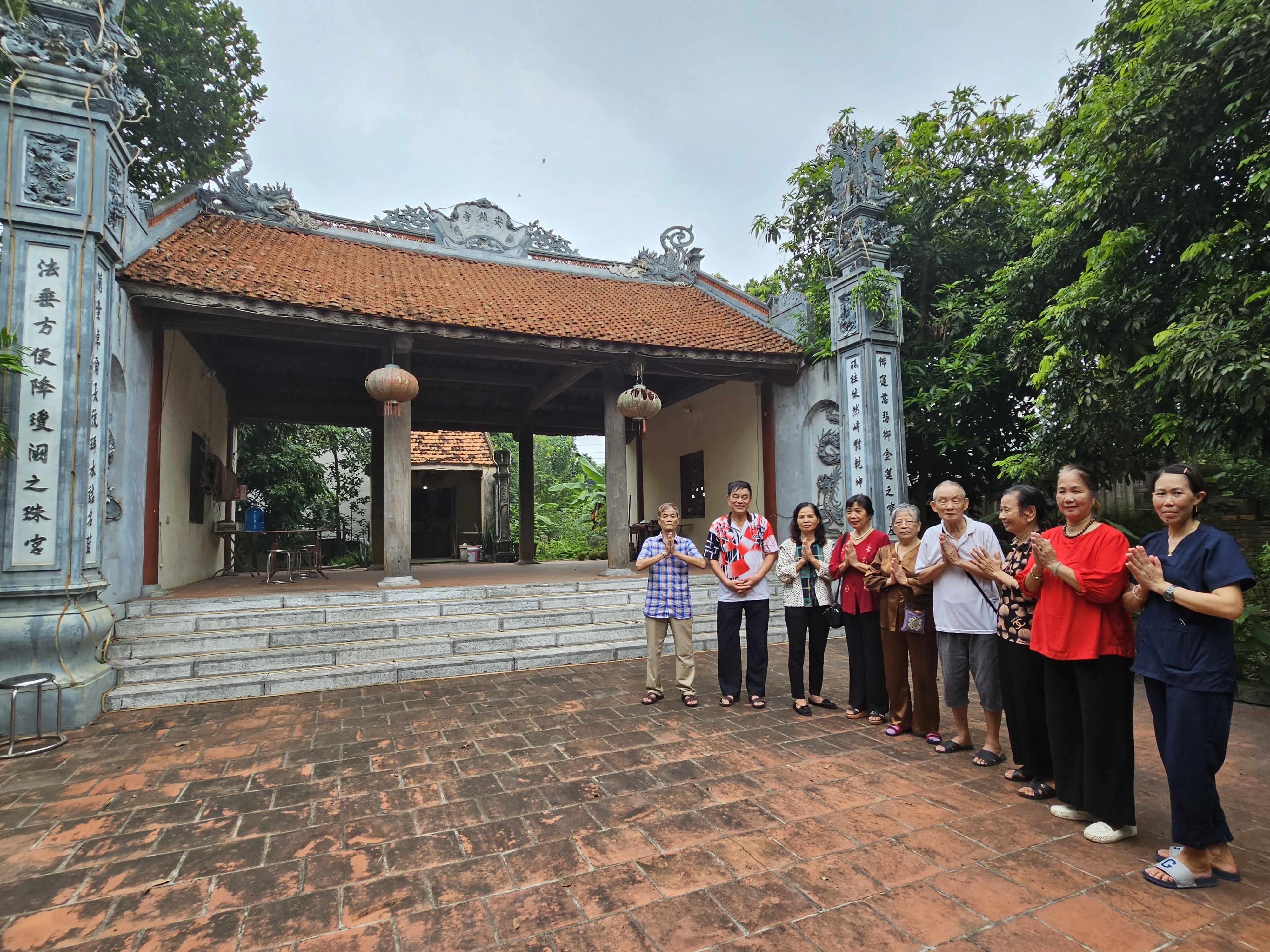 nguoi cao tuoi di tham den chua con cung trung tam duong lao dai yen