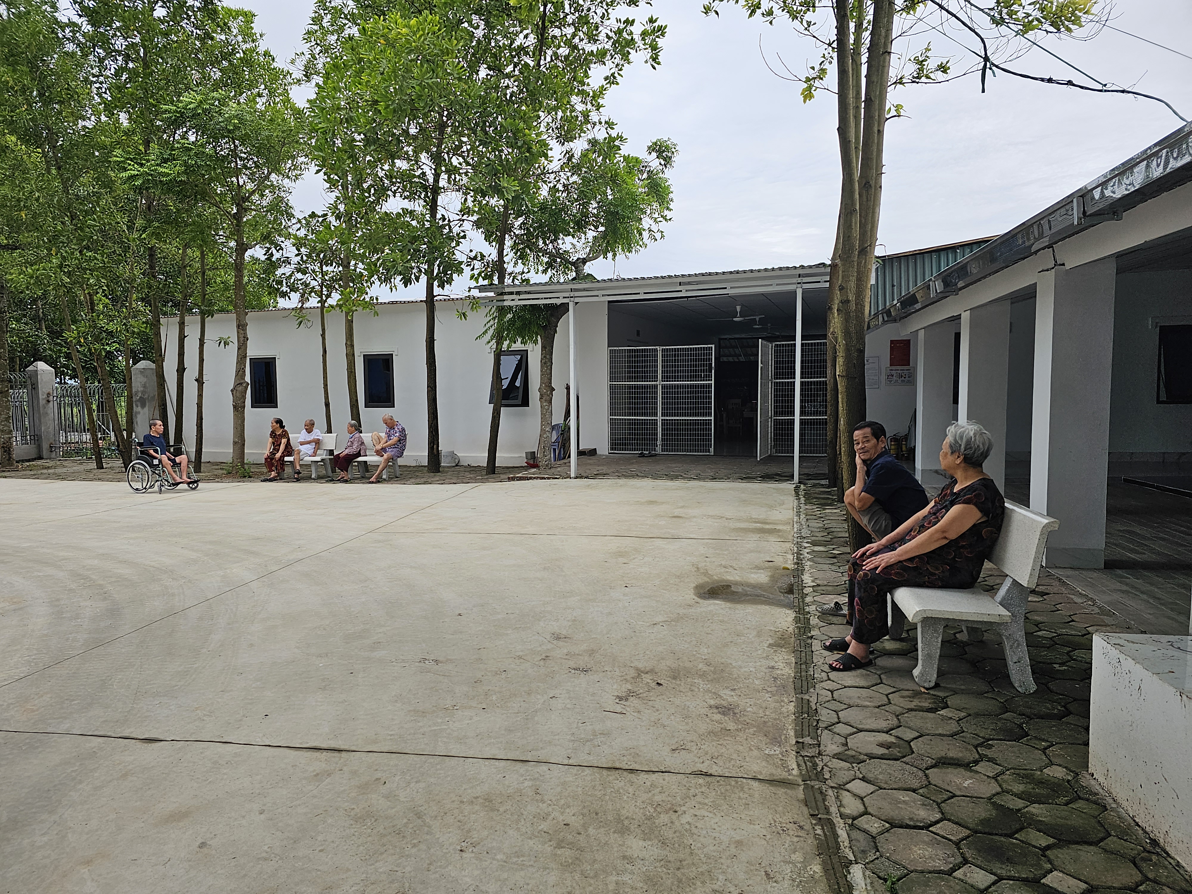 Các cụ ngồi chơi trong khuôn viên của Trung tâm