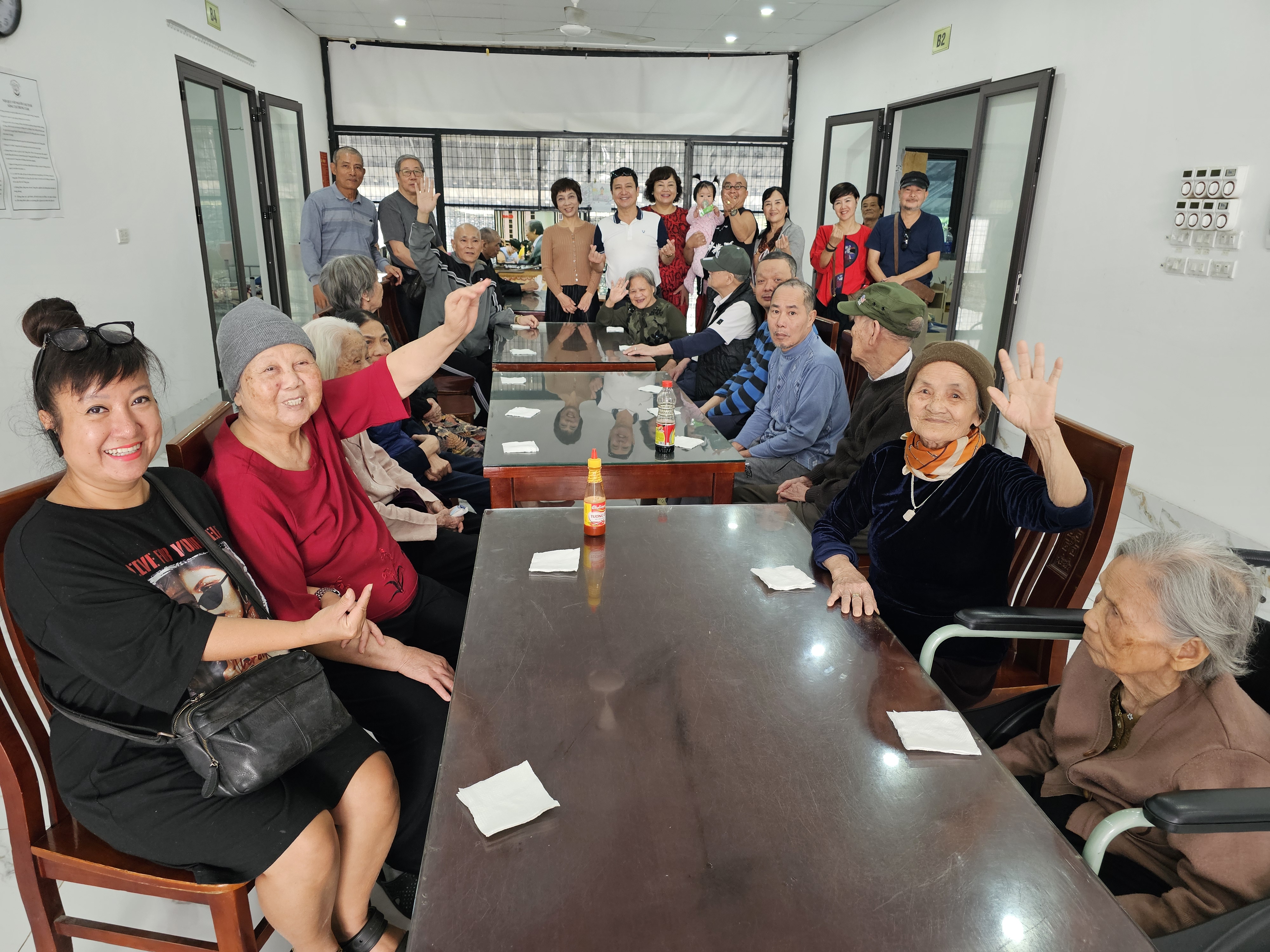 NSƯT tới thăm viện dưỡng lão Đại Yên