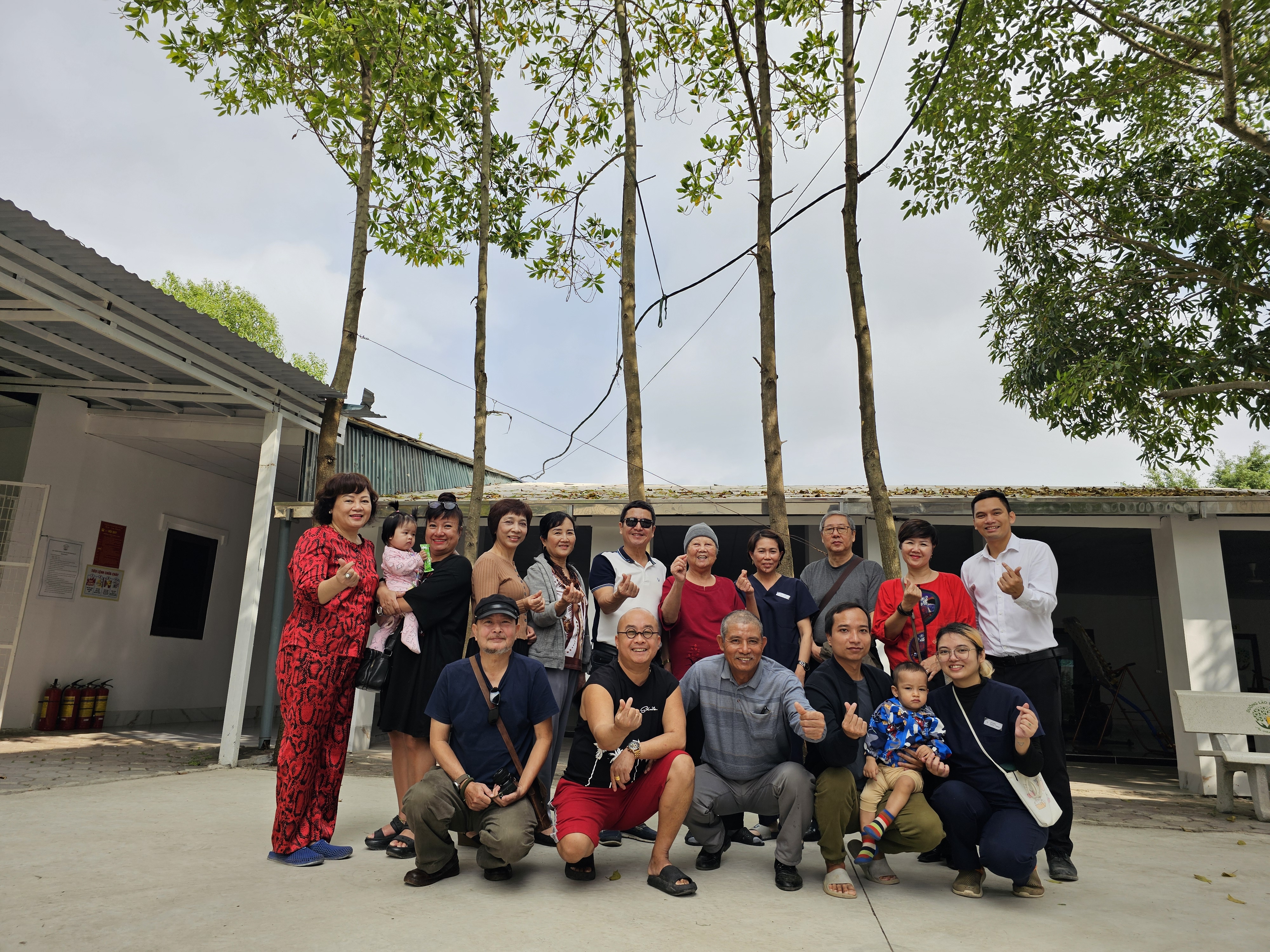 NSƯT tới thăm viện dưỡng lão Đại Yên